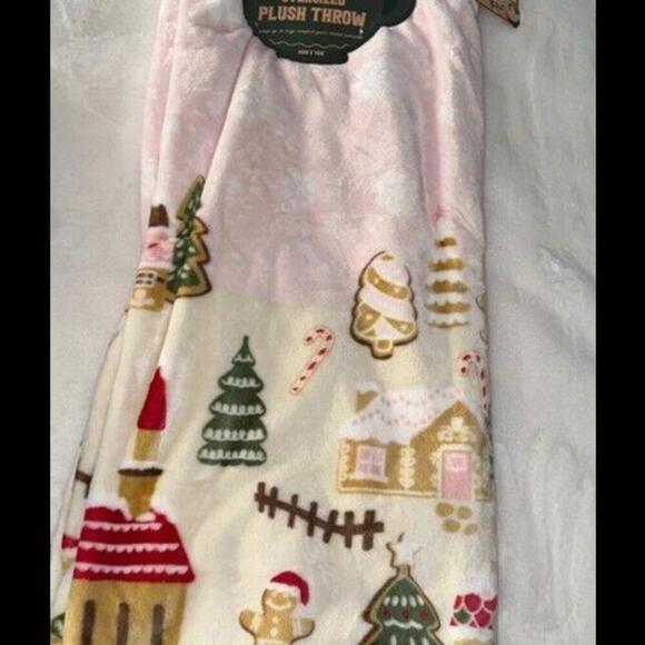 NEW Envogue Christmas Pink GINGERBREAD VILLAGE Super Soft Throw Blanket-NWT - Picture 2 of 4